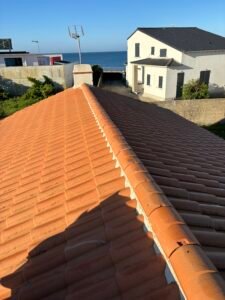 Couverture Neuve & Rénovation Chez Gabard Couverture, nous bâtissons l'excellence sur votre toit. Qu'il s'agisse de poser une couverture neuve sur une villa prestigieuse ou de rénover une toiture d'exception, nous conjuguons tradition, technologie et raffinement artisanal.