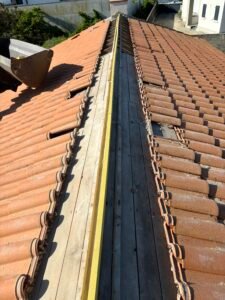 Couverture Neuve & Rénovation Chez Gabard Couverture, nous bâtissons l'excellence sur votre toit. Qu'il s'agisse de poser une couverture neuve sur une villa prestigieuse ou de rénover une toiture d'exception, nous conjuguons tradition, technologie et raffinement artisanal.