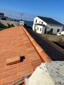 Couverture Neuve & Rénovation Chez Gabard Couverture, nous bâtissons l'excellence sur votre toit. Qu'il s'agisse de poser une couverture neuve sur une villa prestigieuse ou de rénover une toiture d'exception, nous conjuguons tradition, technologie et raffinement artisanal.