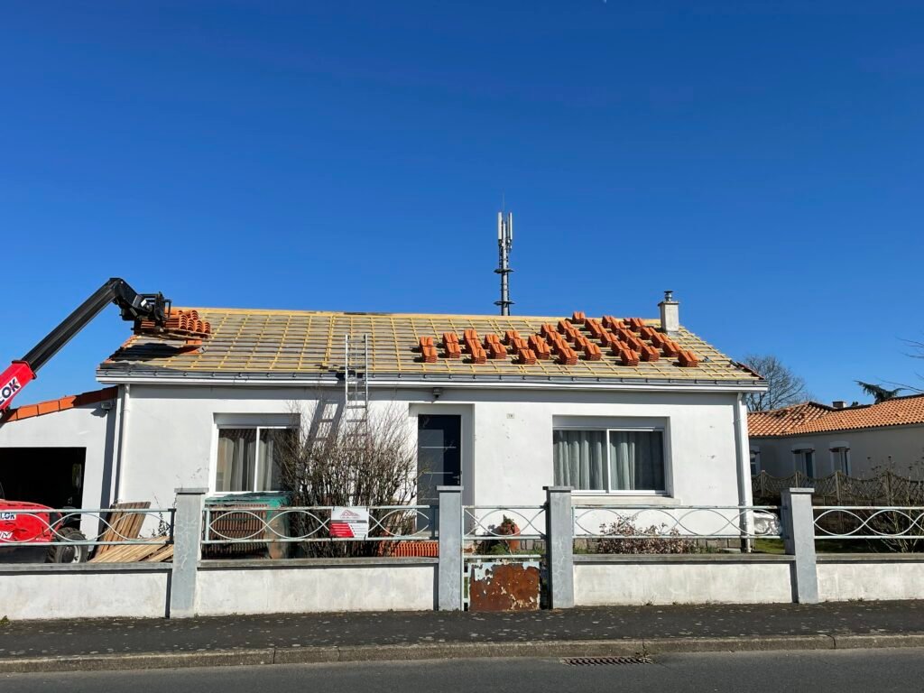 TOITURE (Couverture) Couvreur en Vendée – Pose de toiture neuve maison individuelle Rénovation complète de toiture à Challans – Gabard Couverture Pose de tuiles sur maison neuve en Vendée (85) Réfection toiture ancienne – Artisan couvreur Vendée Travaux de couverture professionnelle – Gabard Couverture