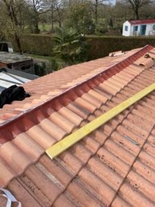 Couverture Neuve & Rénovation Chez Gabard Couverture, nous bâtissons l'excellence sur votre toit. Qu'il s'agisse de poser une couverture neuve sur une villa prestigieuse ou de rénover une toiture d'exception, nous conjuguons tradition, technologie et raffinement artisanal.