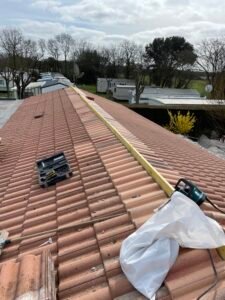 Couverture Neuve & Rénovation Chez Gabard Couverture, nous bâtissons l'excellence sur votre toit. Qu'il s'agisse de poser une couverture neuve sur une villa prestigieuse ou de rénover une toiture d'exception, nous conjuguons tradition, technologie et raffinement artisanal.