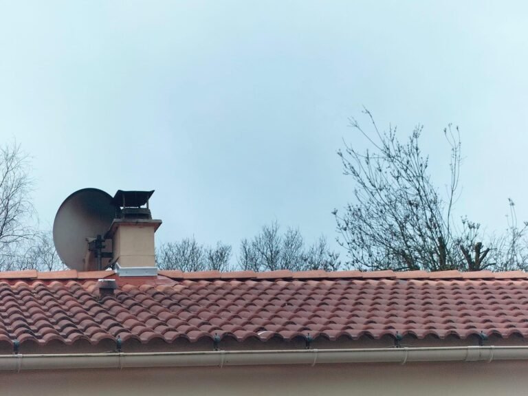 Couverture Neuve & Rénovation Chez Gabard Couverture, nous bâtissons l'excellence sur votre toit. Qu'il s'agisse de poser une couverture neuve sur une villa prestigieuse ou de rénover une toiture d'exception, nous conjuguons tradition, technologie et raffinement artisanal.